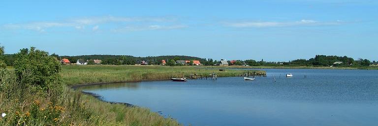 De små gamle fiskerhuse ligger rundt om idylliske Tårs Vig med små bådebroer og joller.